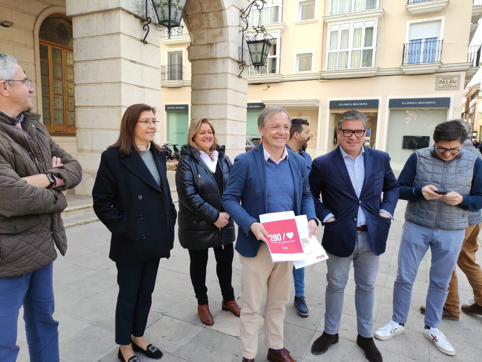 Juan Carlos Moragues y otros miembros del partido durante la presentación de la campaña.