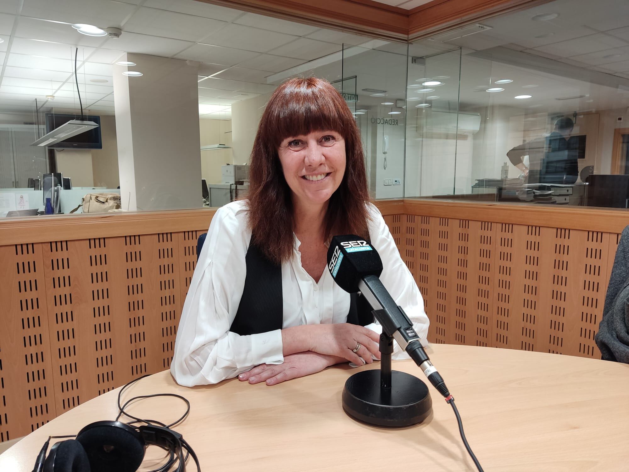 Marta Madrenas als estudis de Ràdio Girona.