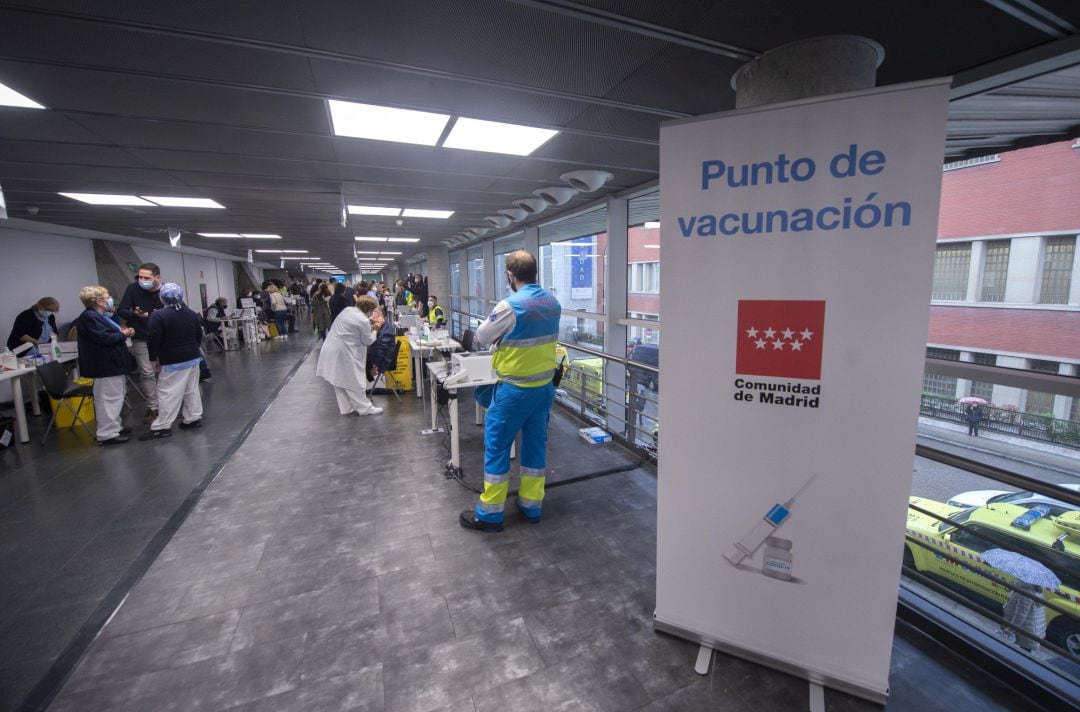 Trabajadores sanitarios se prepararan para administrar la primera dosis de la vacuna AstraZeneca contra el Covid-19 en el Wizink Center este viernes.