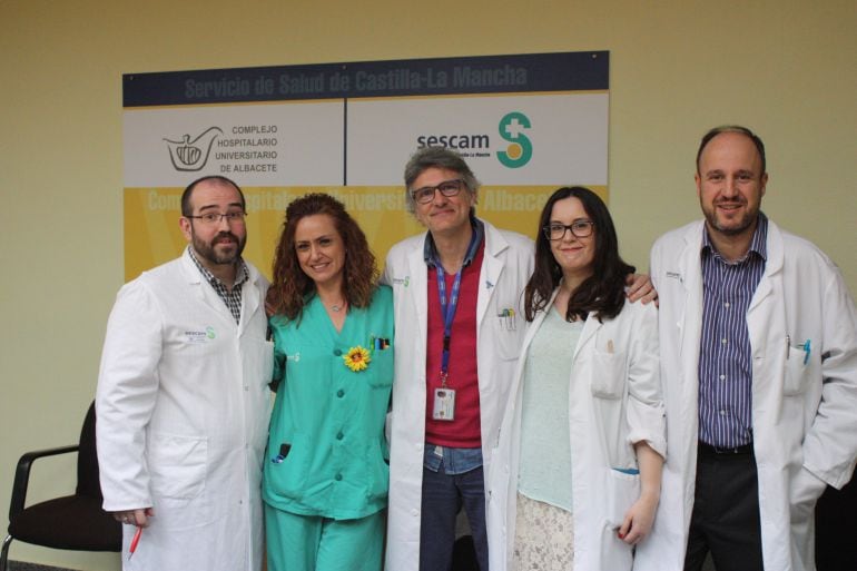 El subdirector médico de Albacete, Alberto Sansón (centro), junto al jefe de servicio de Neurología, Tomás Segura (dcha), el nefrólogo Agustín Ortega y la enfermera Isabel Montesinos (izqda) que lleva la consulta de diálisis peritoneal, y la neuróloga Eva