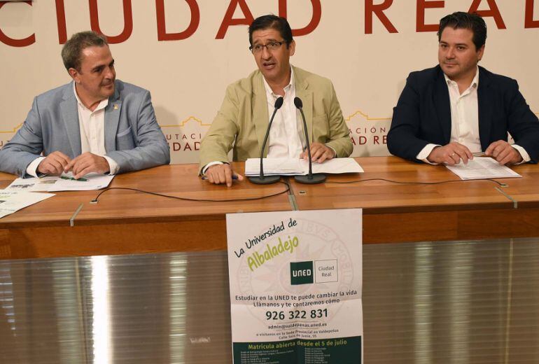 El presidente de la Diputación y del patronato de la UNED, José Manuel Caballero y el director del centro asociado, Pedro Sánchez, han dado a conocer la campaña acompañados por el vicepresidente David Triguero