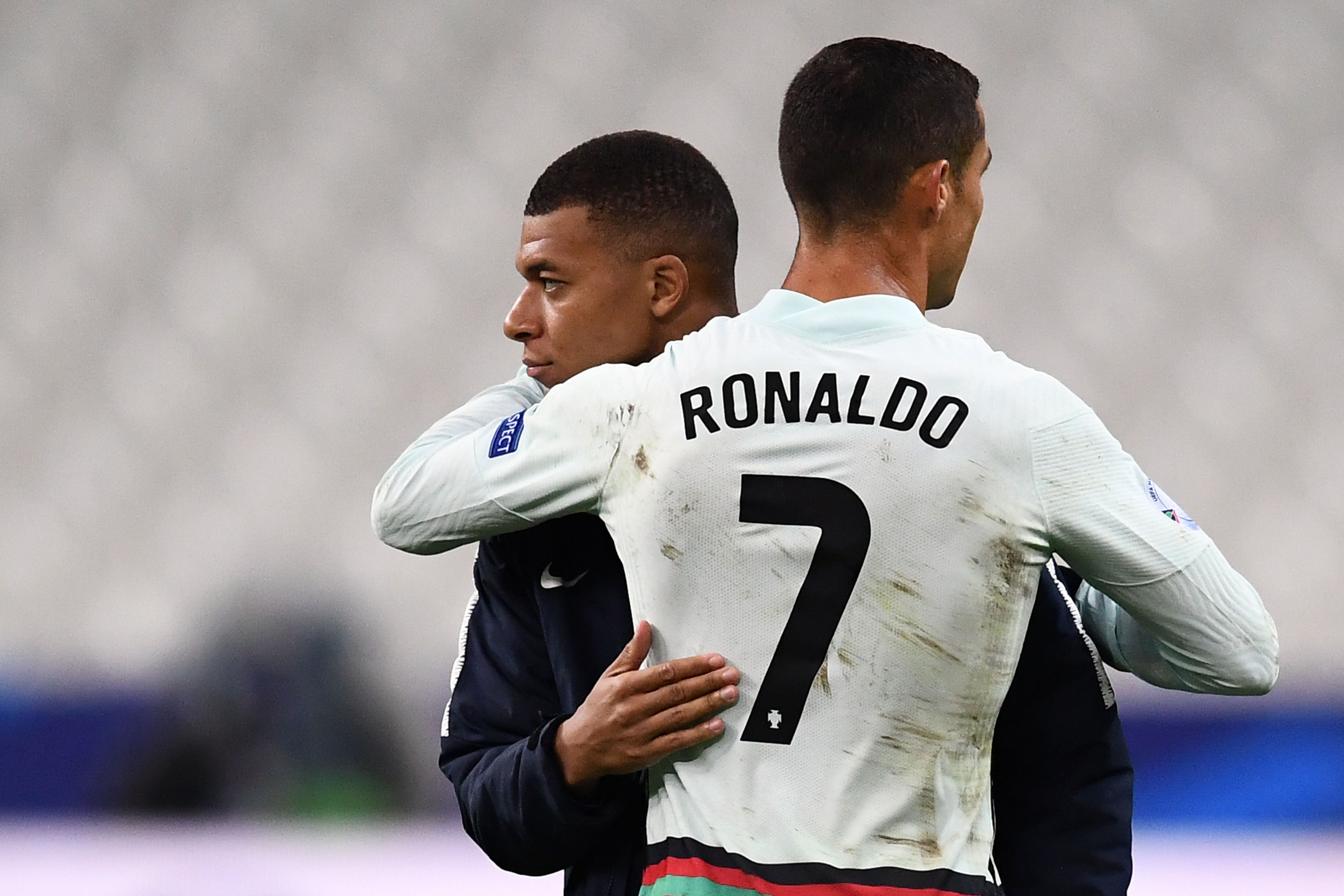 Kylian Mbappé amb Cristiano Ronaldo en un partit de seleccions