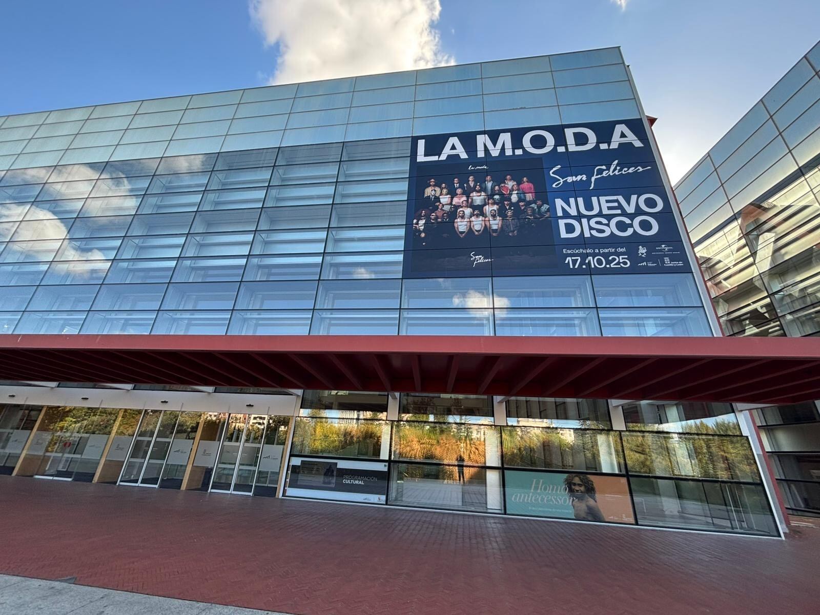 La fachada del Museo de la Evolución Humana muestra una promoción del lanzamiento del nuevo disco de La M.O.D.A.