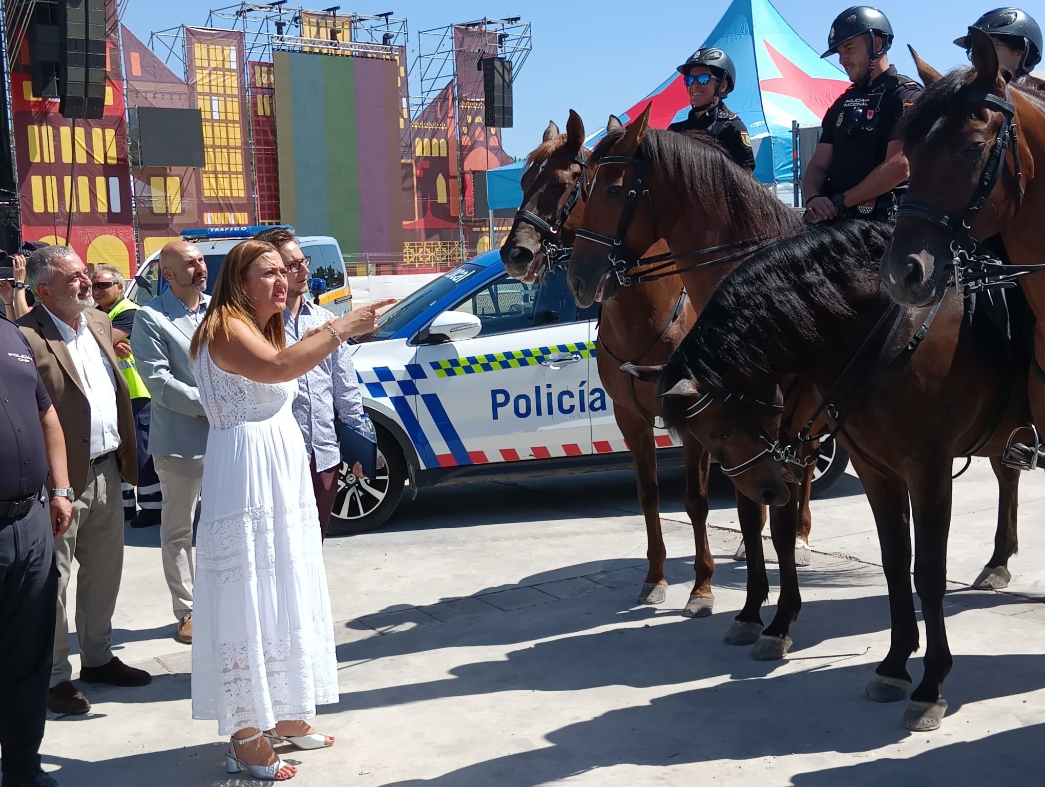 Barcones pasa revista a la Policía Nacional a caballo