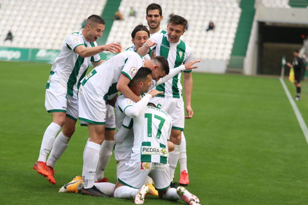 El equipo celebra el gol de Willy. 