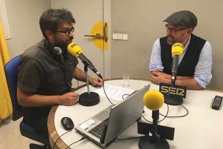 El alcalde de Santiago, Martiño Noriega, durante una entrevista en Hoy por Hoy Santiago, con Luis Pardo.