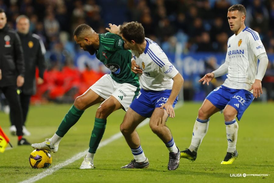 Bebé, en una jugada del Zaragoza-Racing de este sábado en La Romareda (foto: LaLiga Hypermotion)