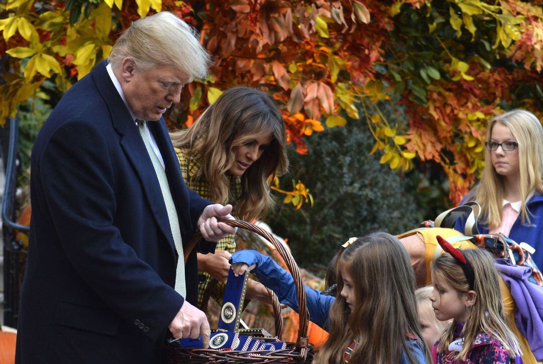 Donald Trump con los niños durante el reparto de golosinas por Halloween en Washington.