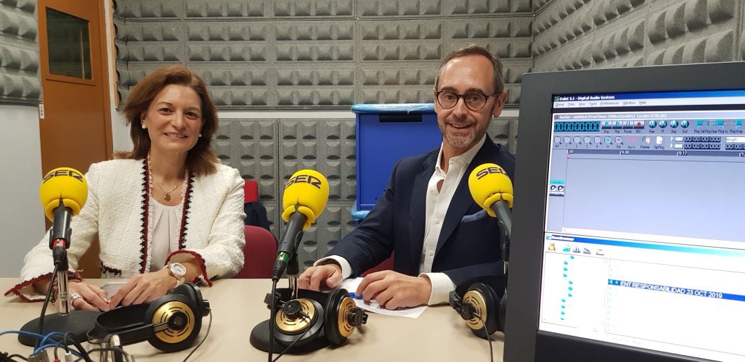 Helena Ancos y Antonio Blanco en los estudios de Radio Asturias SER