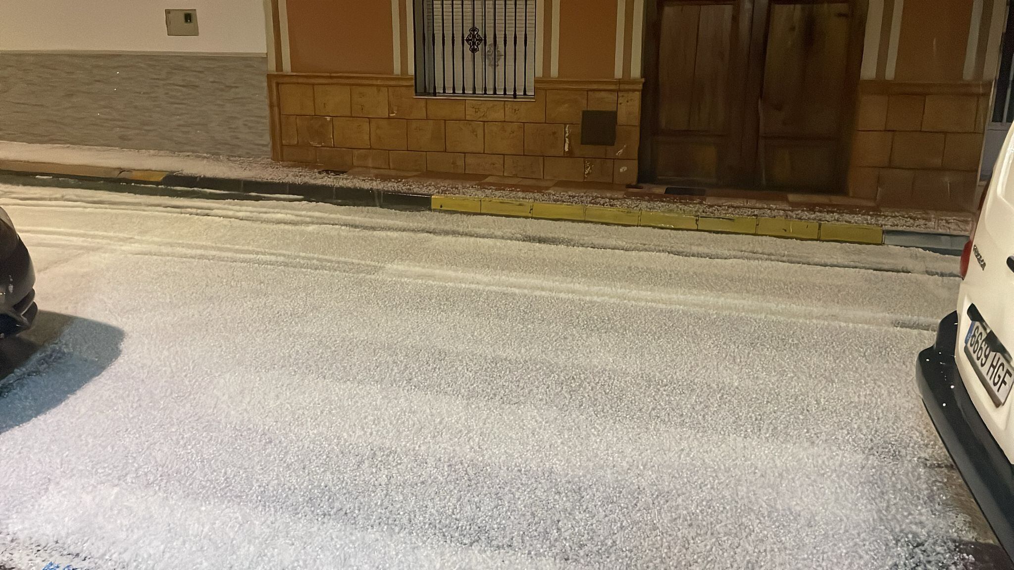 Las calles y los campos de la Vall d’Albaida quedaron cubiertos por la granizada, que causó daños importantes en los cultivos