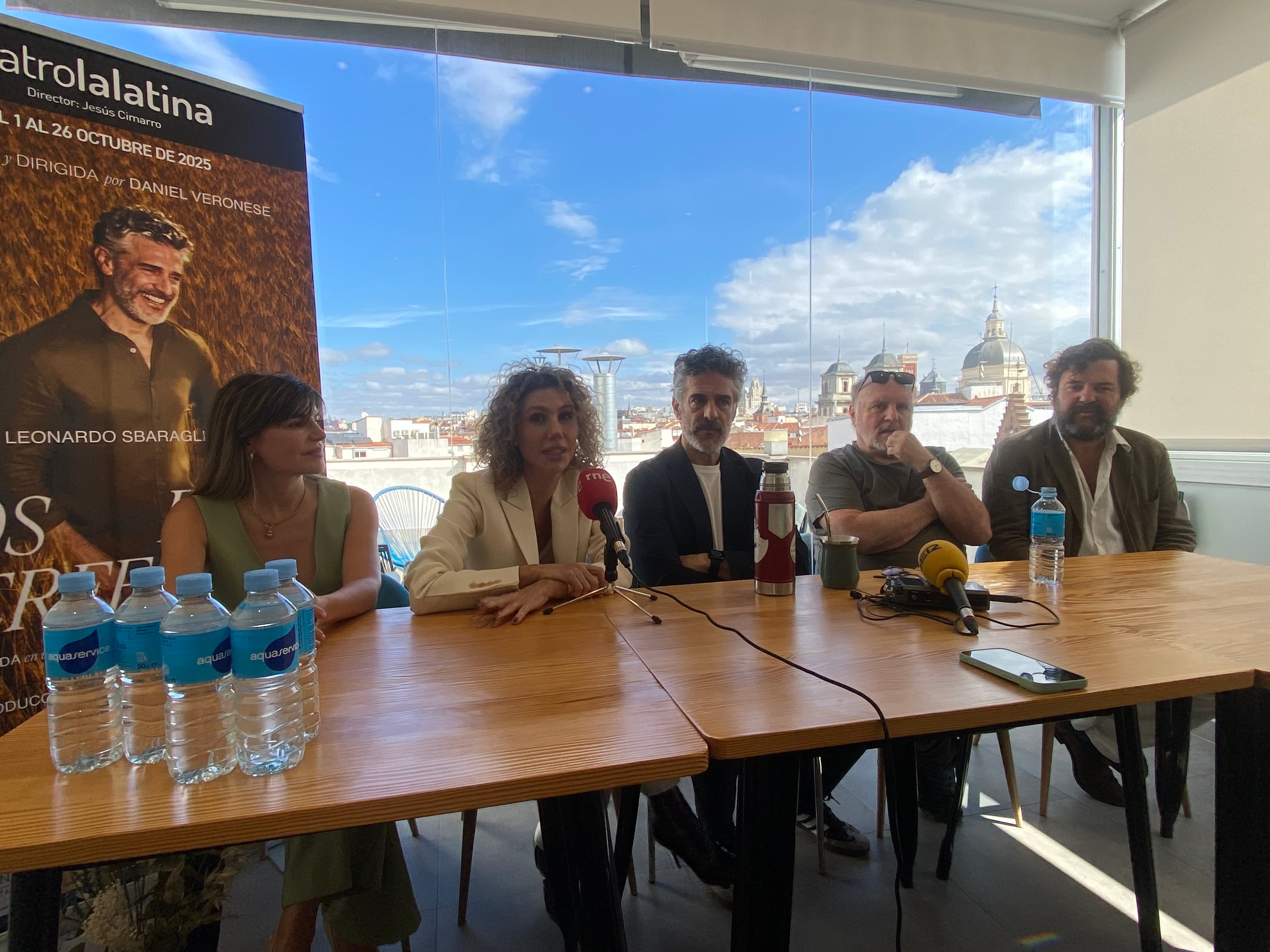 Mónica Regueiro, Julieta Novarro, Leonardo Sbaraglia, Daniel Veronese y Jacobo Bergareche en la presentación de 'Los días perfectos'