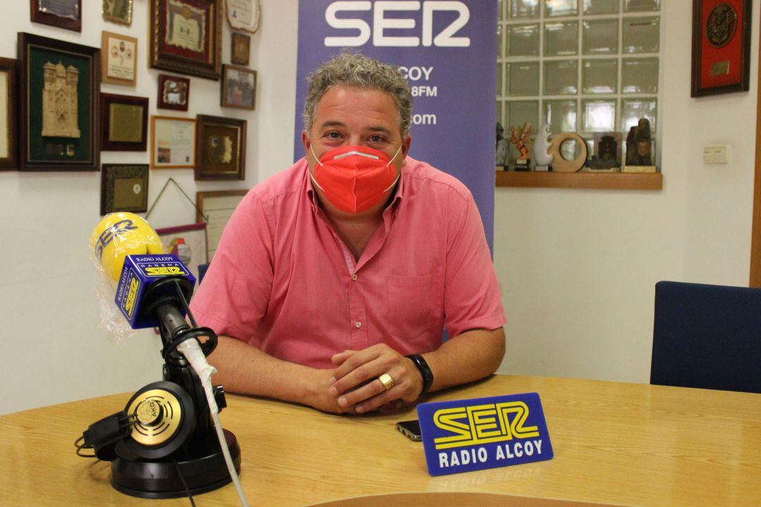 Gabriel Tomás, alcalde de Muro, en el estudio central de Radio Alcoy