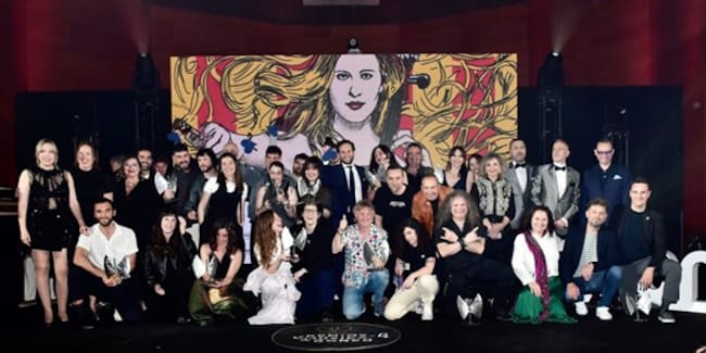 Foto de familia de los premiados, junto a autoridades, en los 27º Premios de la Música Aragonesa