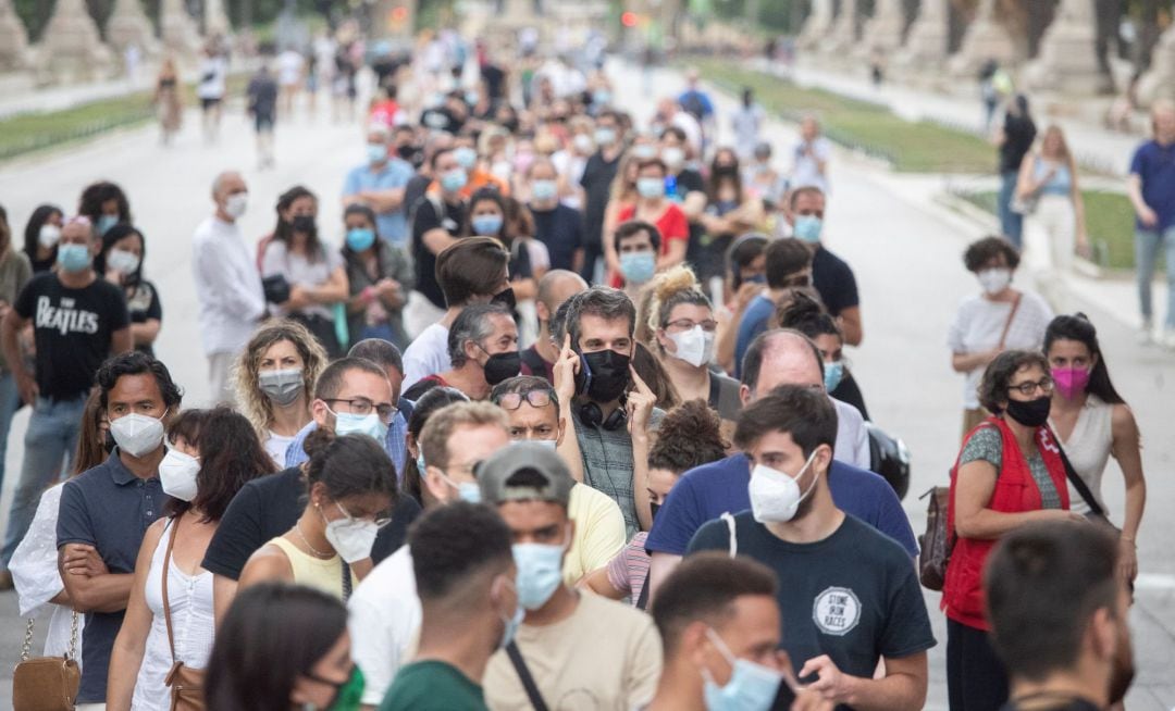 Numerosas personas esperan para vacunarse en un punto móvil instalado en Arco de Triunfo, en Barcelona.