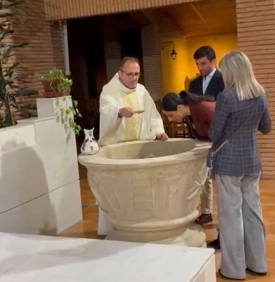 Lara centol recibe el bautismo en la parroquia de San Antonio