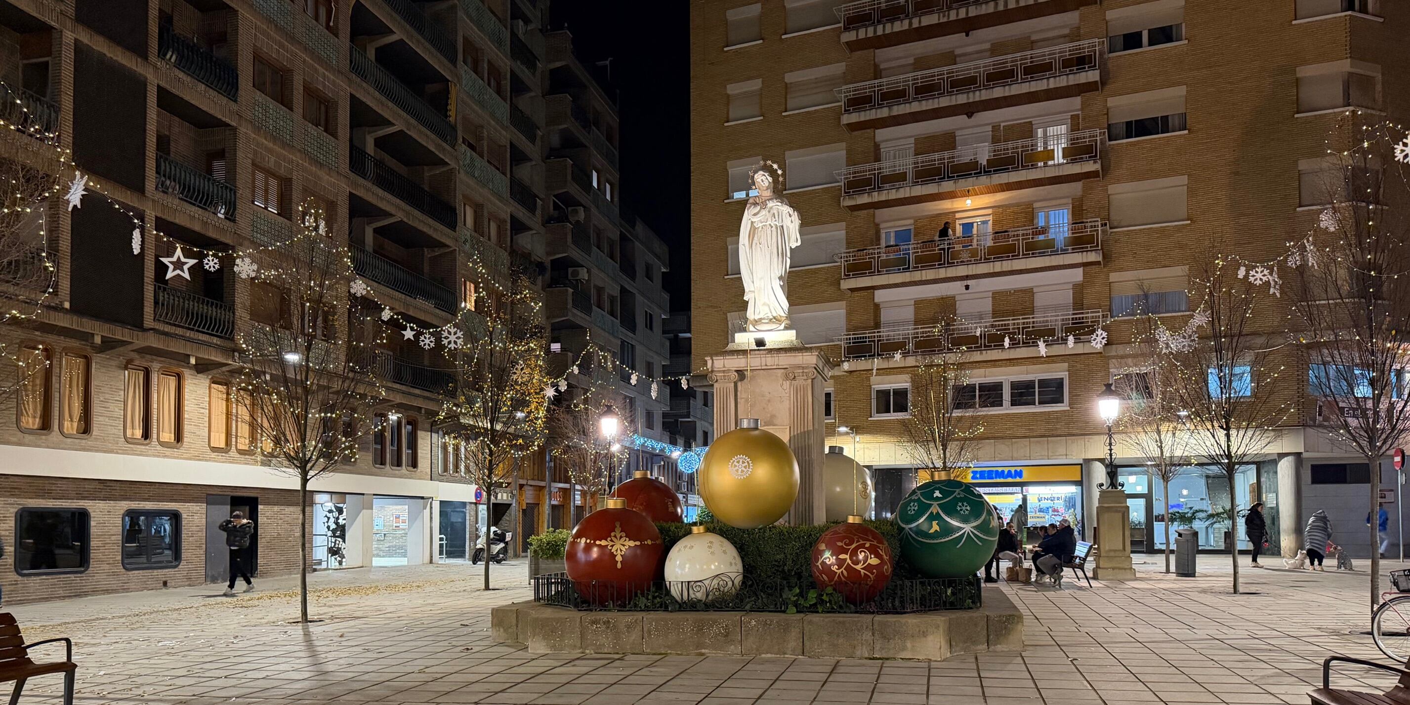 Julio Luzán ha realizado estas bolas en tamaño gigante junto a la estatua de la Inmaculada