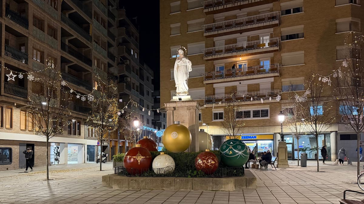 Rotary Club de Huesca decora para Navidad la plaza de la Inmaculada
