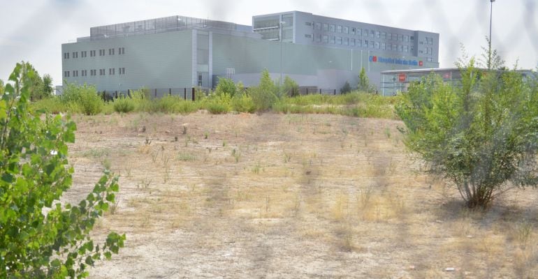 El Hospital Infanta Sofía de Sanse desde la parcela donde se construirá un aparcamiento gratuito