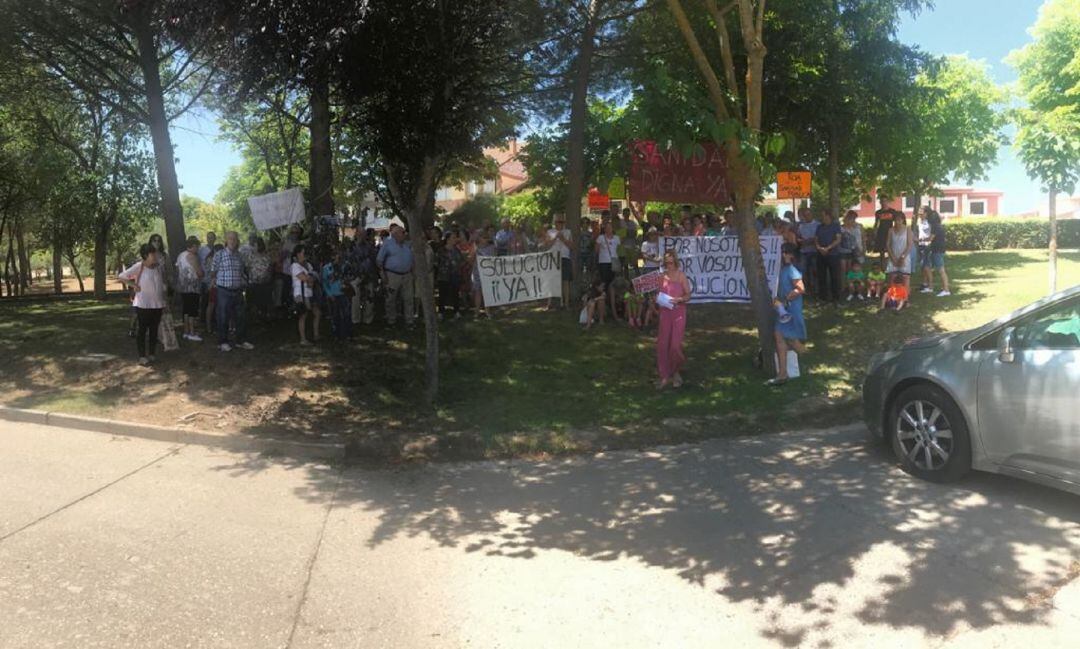 Los manifestantes buscaron la sombra a pocos metros del Centro de Salud