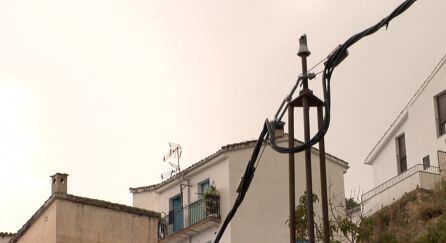 Torre electrica donde impactó el rayo, situada tras las ruinas de Santa María