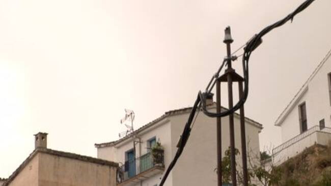 Torre electrica donde impactó el rayo, situada tras las ruinas de Santa María