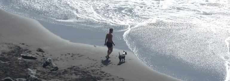 Un perro con su dueño en 'El Bollullo', en el norte de Tenerife