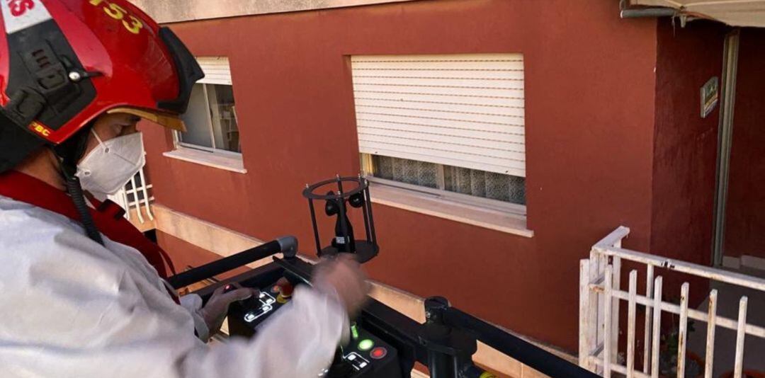 Acceso de los bomberos en una vivienda de Vila-real donde localizaron el cuerpo de su propietario