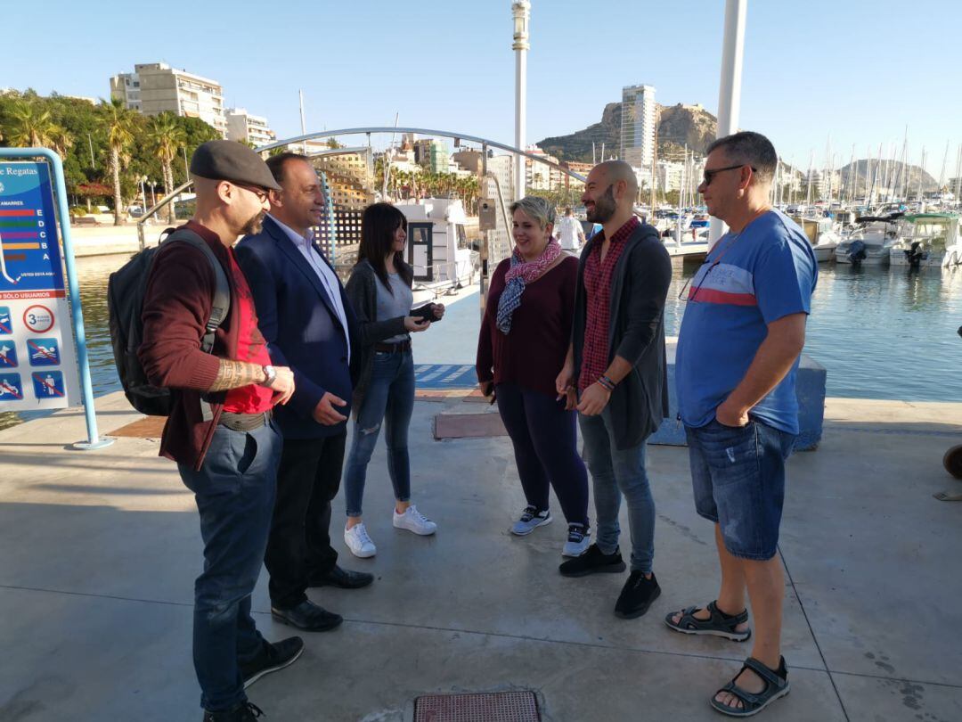El vicepresidente segundo de la Generalitat, Rubén Martínez Dalmau ha visitado esta mañana la zona donde se pretenden instalar los macrodepósitos de combustible en el Puerto de Alicante