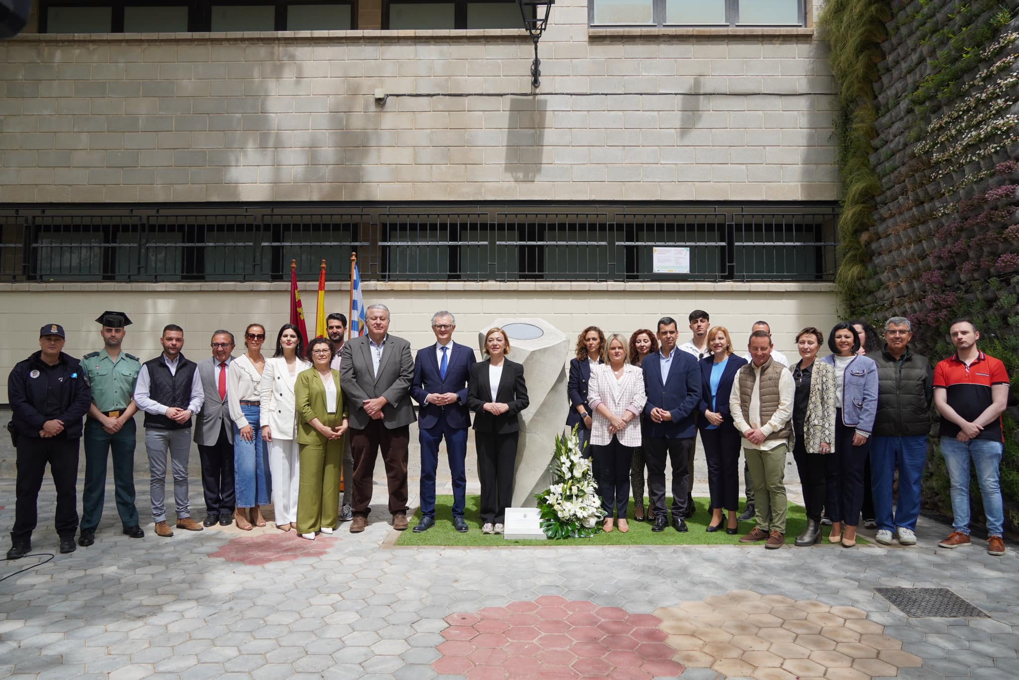 Autoridades en la inauguración de la remodelada Plaza Victimas del Terrorismo de Jumilla