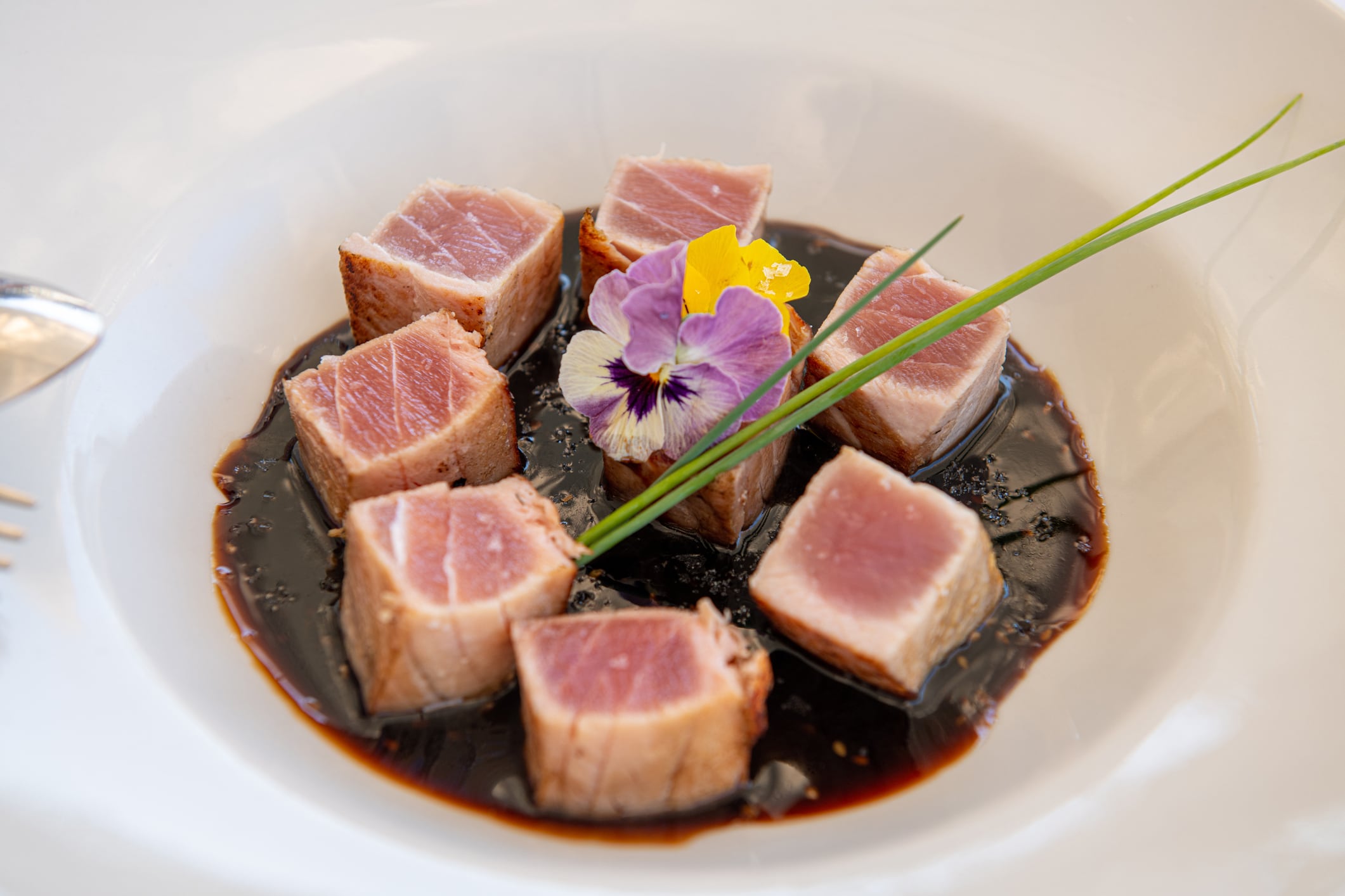 Tataki de atún con salsa teriyaki.