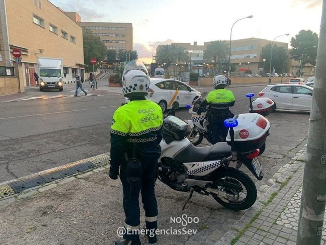 Policías locales de Sevilla trabajando