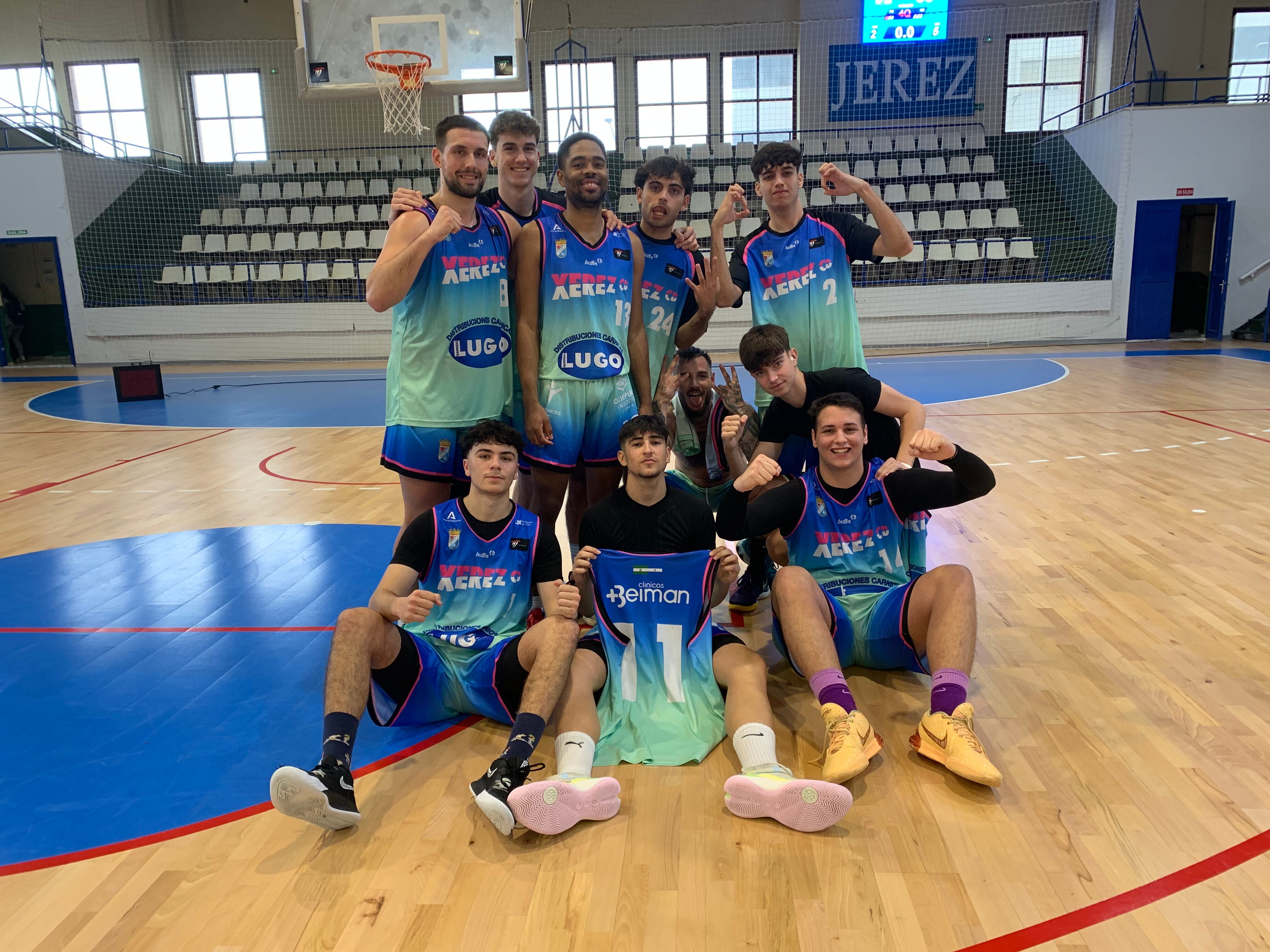 Jugadores del Baloncesto XCD celebran la victoria en la cancha