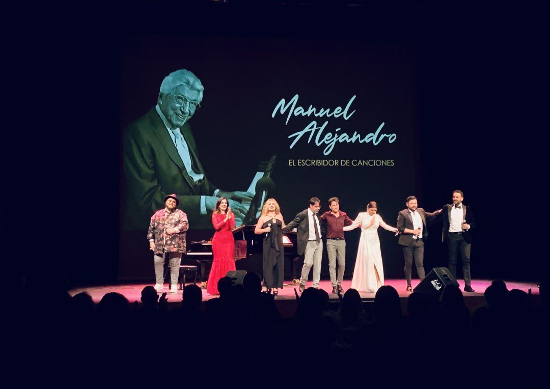 Los ochos artistas participantes en el homenaje a Manuel Alejandro