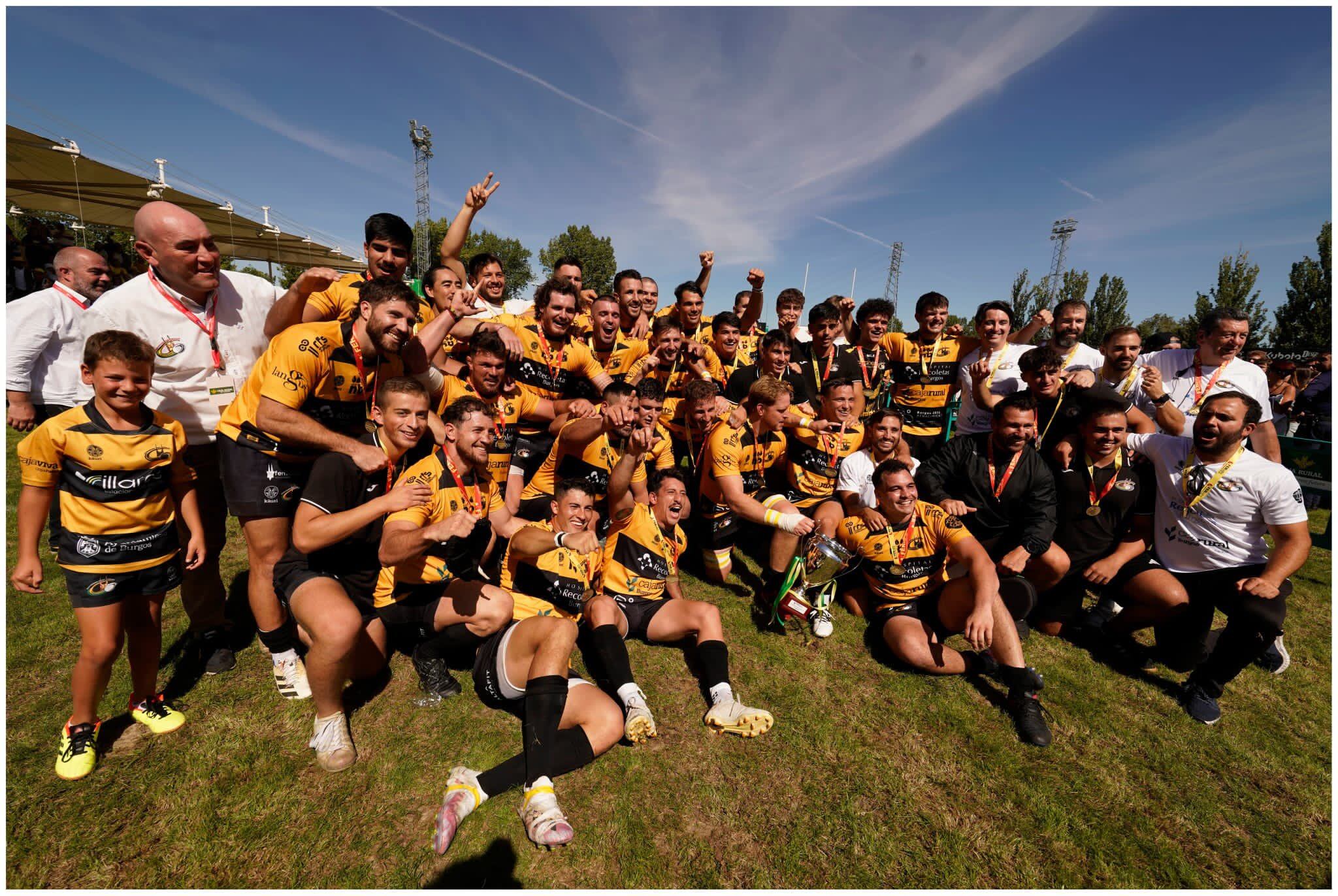 El Recoletas Burgos Caja Rural posa con su trofeo de campeón de la Supercopa de España 2023. / Foto: Chuchi Guerra