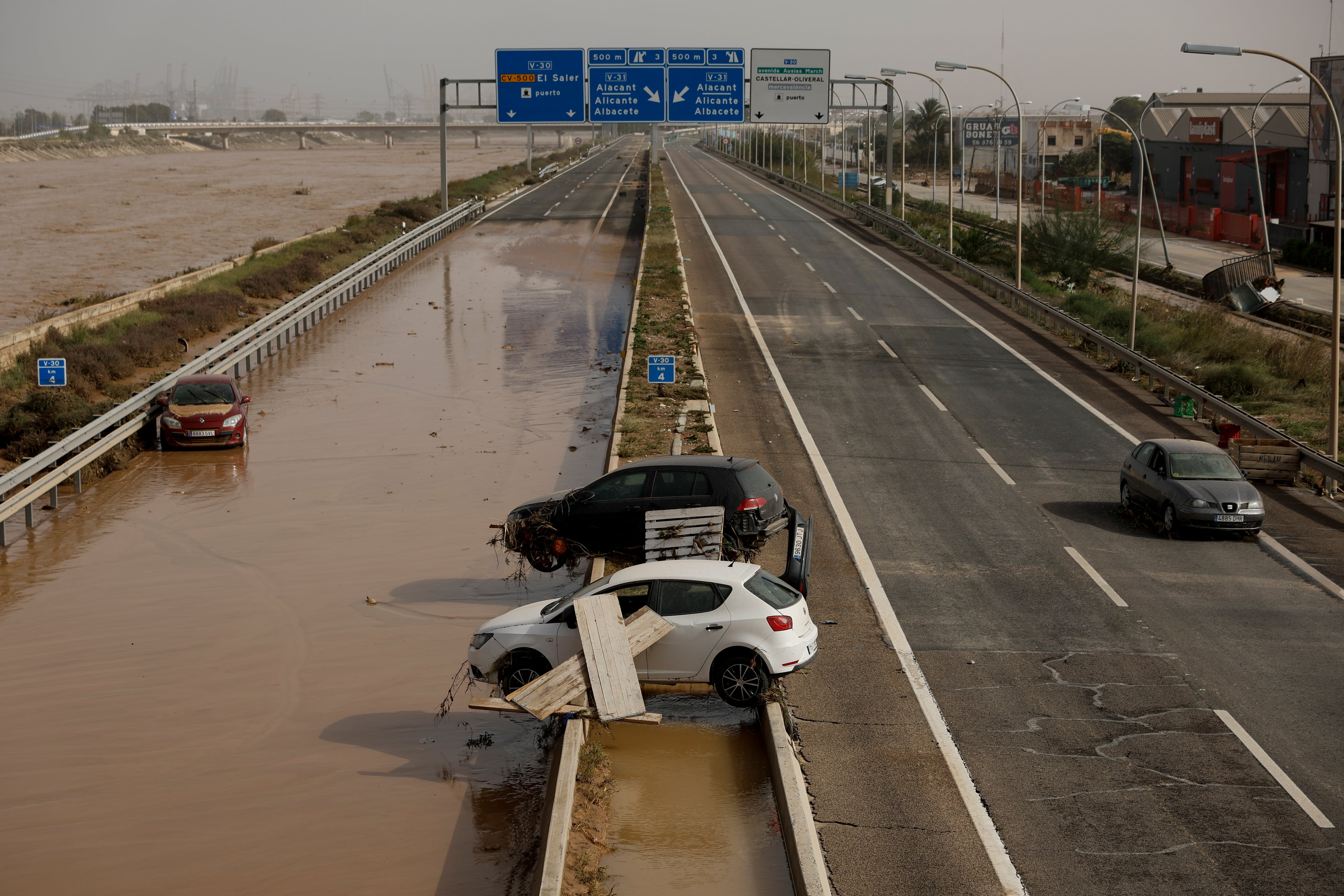 GRAFCVA3885. VALENCIA, 30/10/2024.- Vista general de la CV-30 cortada por las intensas lluvias de la fuerte dana que afecta especialmente el sur y el este de la península ibérica. EFE/Biel Aliño
