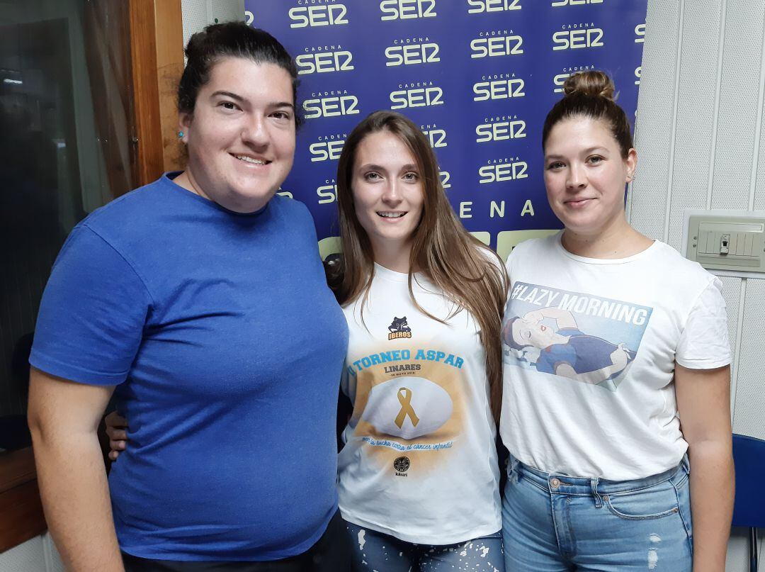 Inma, Ainhoa y Ana en su visita al estudio de Radio Linares Cadena SER