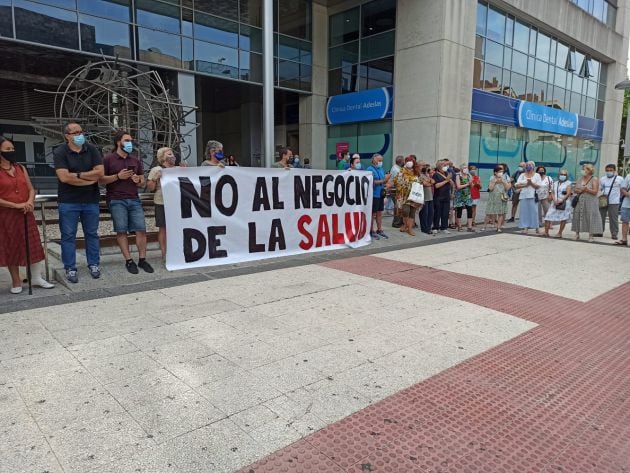 Protesta de la Plataforma en Defensa de la Sanidad Públcia a las puertas del WTC de Zaragoza, donde se presentaba el proyecto del nuevo hospital privado de Quirón Salud