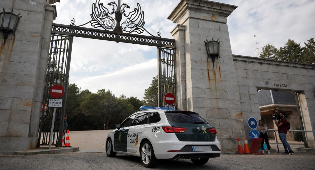 Coche de la Guardia Civil en la entrada del Valle de los Caídos