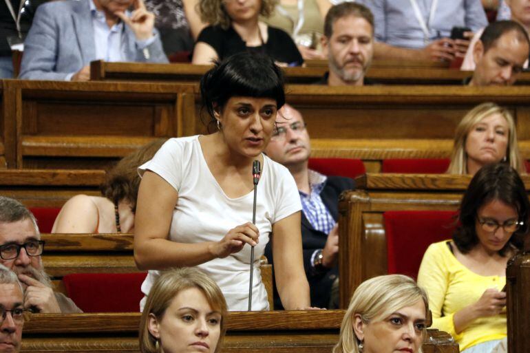 Anna Gabriel, diputada de la CUP, posa sobre la taula una llei de referèndums