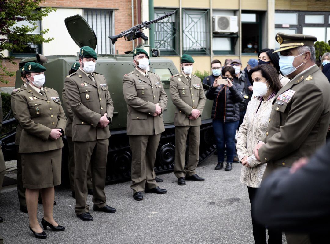 La ministra de Defensa, Margarita Robles, visita en el acuartelamiento de Aizoáin (Navarra) a los compañeros del cabo Francisco Pérez Benítez, fallecido por una trombosis tras recibir la vacuna de AstraZeneca.