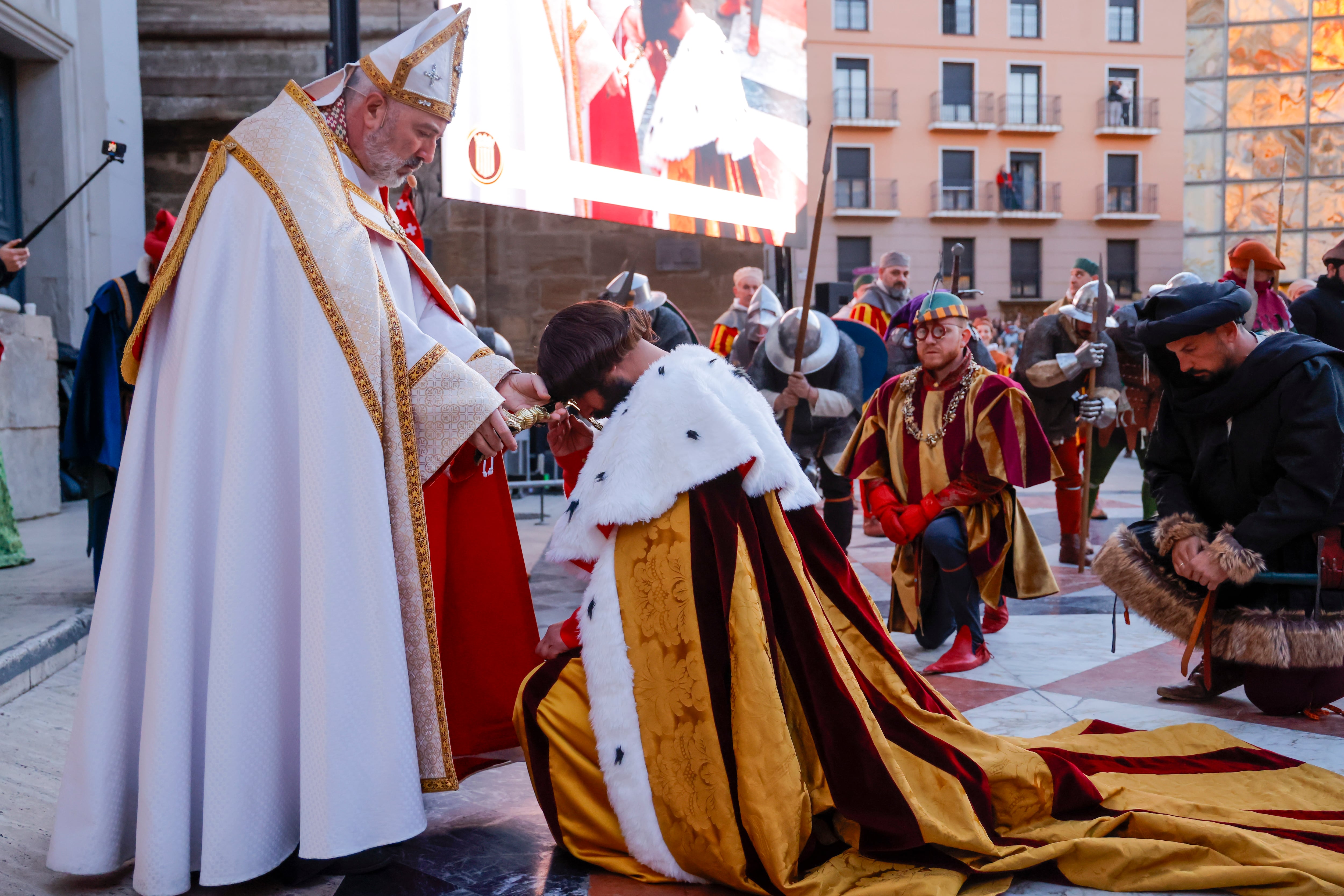 ZARAGOZA, 08/02/2025.- Acto central de la programación de la Coronación de los Reyes de Aragón: la recreación de la Coronación de Fernando I como rey de Aragón, este sábado en la Catedral de San Salvador, en Zaragoza. EFE/Toni Galán
