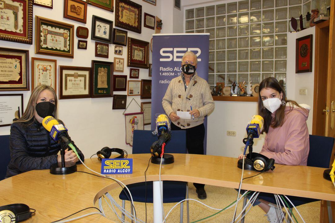 Patricia Pérez y Mar Fernández, junto a Paco Aznar en el estudio de Radio Alcoy