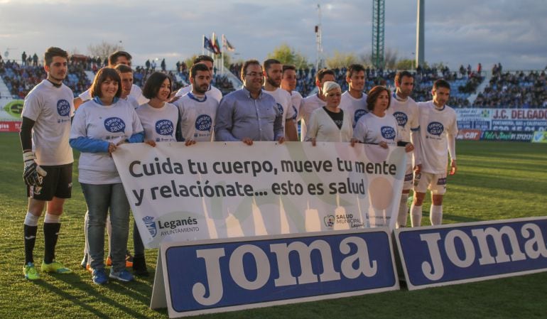 El alcalde de Leganés, Santiago Llorente, junto con los jugadores del C.D. Leganés, en un partido de esta temporada