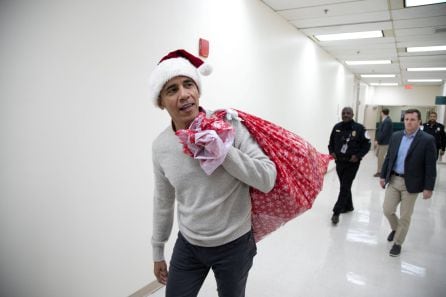 El expresidente de EE.UU. Barack Obama durante una entrega de regalos a los pacientes en el Centro Médico Nacional de Niños en Washington