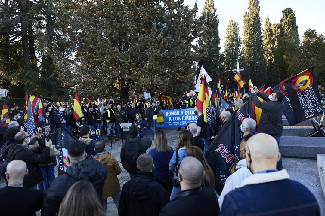 Varias personas participan en una marcha neonazi en Madrid en febrero de 2021.