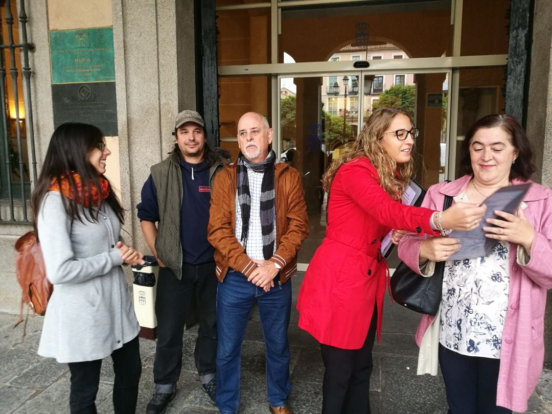 Miembros de la Alianza Segoviana a las puertas del Ayuntamiento de Segvoia