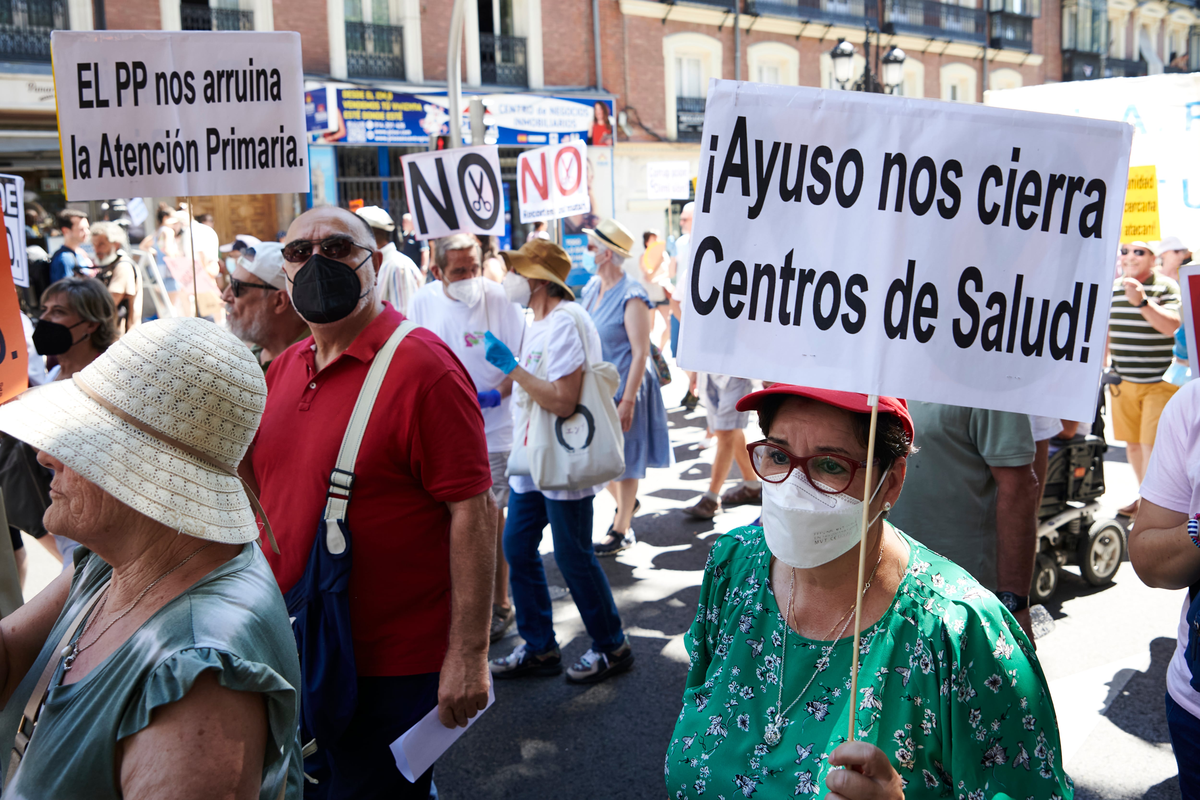 Vista de la manifestación de La Mesa en Defensa de la Sanidad Pública de Madrid, convocada este domingo por la Marea Blanca.