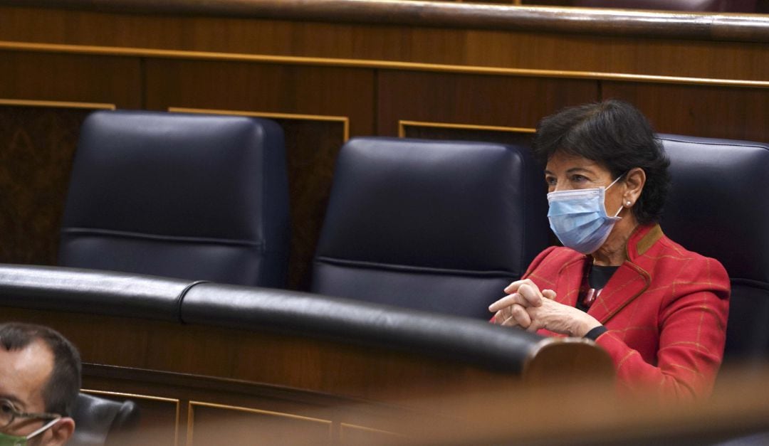 La ministra de Educación y Formación Profesional, Isabel Celaá, durante una sesión plenaria en el Congreso de los Diputados