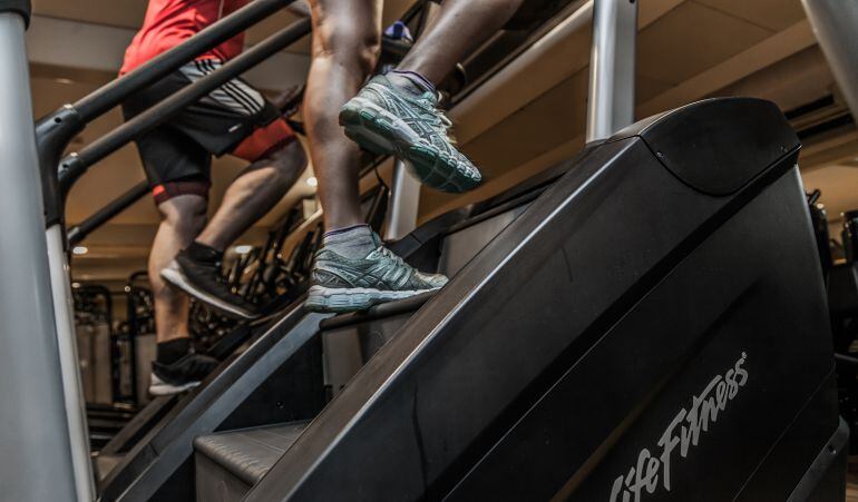 Cada uno va al gimnasio a lo que quiere, aunque sea a subir escaleras en una máquina.
