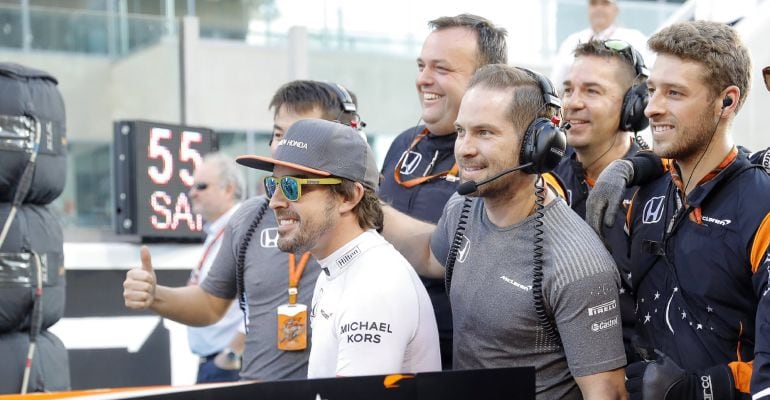 Fernando Alonso posa junto a sus compañeros de equipo